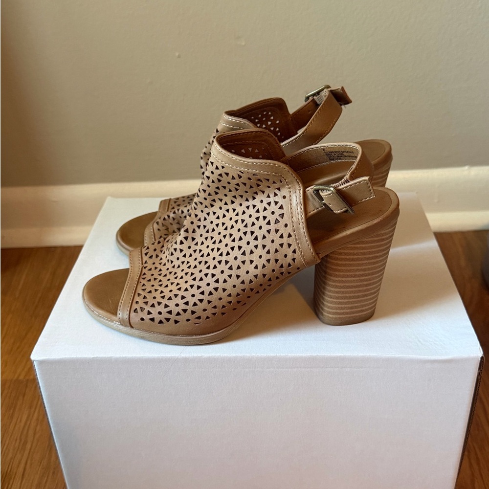 Universal Thread Tan Laser-Cut Slingback Block Heels
